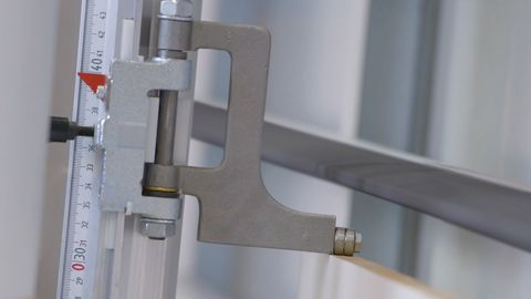 Der Streifenanschlag sorgt für einen wiederholgenauen Zuschnitt auf Breite der Werkstücke. Der Streifenanschlag sorgt für einen wiederholgenauen Zuschnitt auf Breite der Werkstücke.