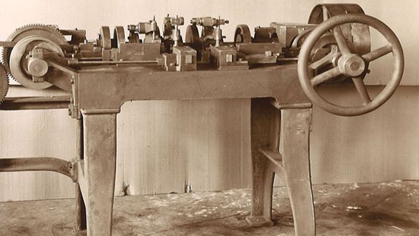 1914: Firmengründung von HOLZ-HER HOLZ-HER Meilensteine: 1914